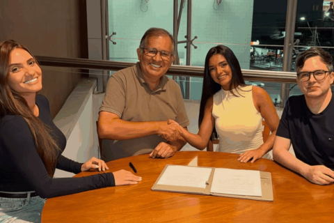 Noda de Caju oficializa contrato com Ariane Sandrine