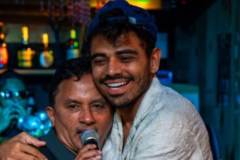 Evoney Fernandes recebe festa surpresa de aniversário no “Bar do Arueira”