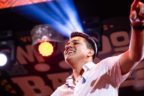 Vitor Fernandes reforça o sucesso de "Em Todos os Bares" com nova parte do audiovisual