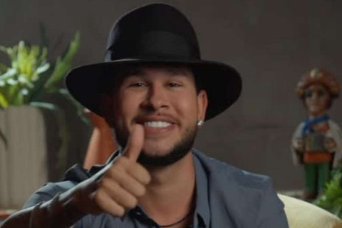 Kaelzinho Ferraz se apresenta em evento com foco no brega
