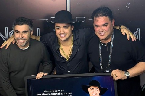 Natanzinho Lima recebe homenagem pelos 7 bilhões de streams em noite de gravação do "Na Liga em Sampa"