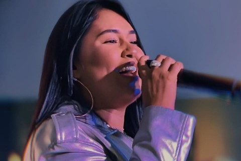 Deb Tavares traduz romance e identidade feminina no álbum “Romanticamente 1.0”