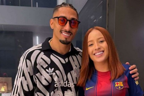 Mari Fernandez realiza o sonho de assistir jogo do Barcelona e encontra jogador brasileiro