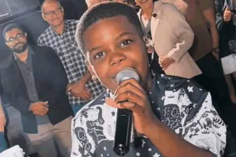Ruan Vitor Vaqueirinho se apresenta para multidão no São João em Irecê