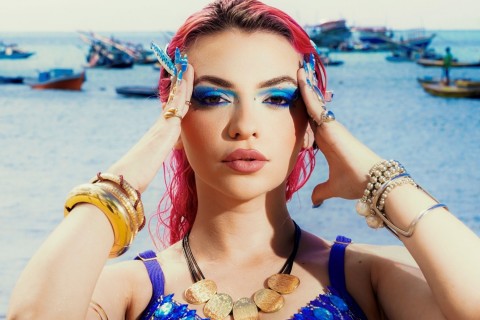 Camaleoa apresenta "Azul Royal" apostando em uma estética vibrante, sensual e cheia de personalidade