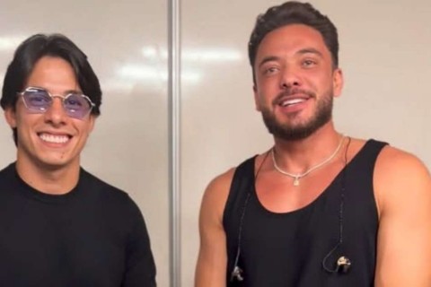 Wesley Safadão para tudo para ouvir Betinn cantar no camarim