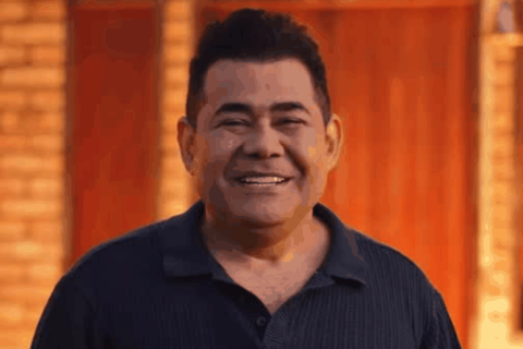 Batista Lima homenageia Lanuzza ao cantar música que escreveu para ela